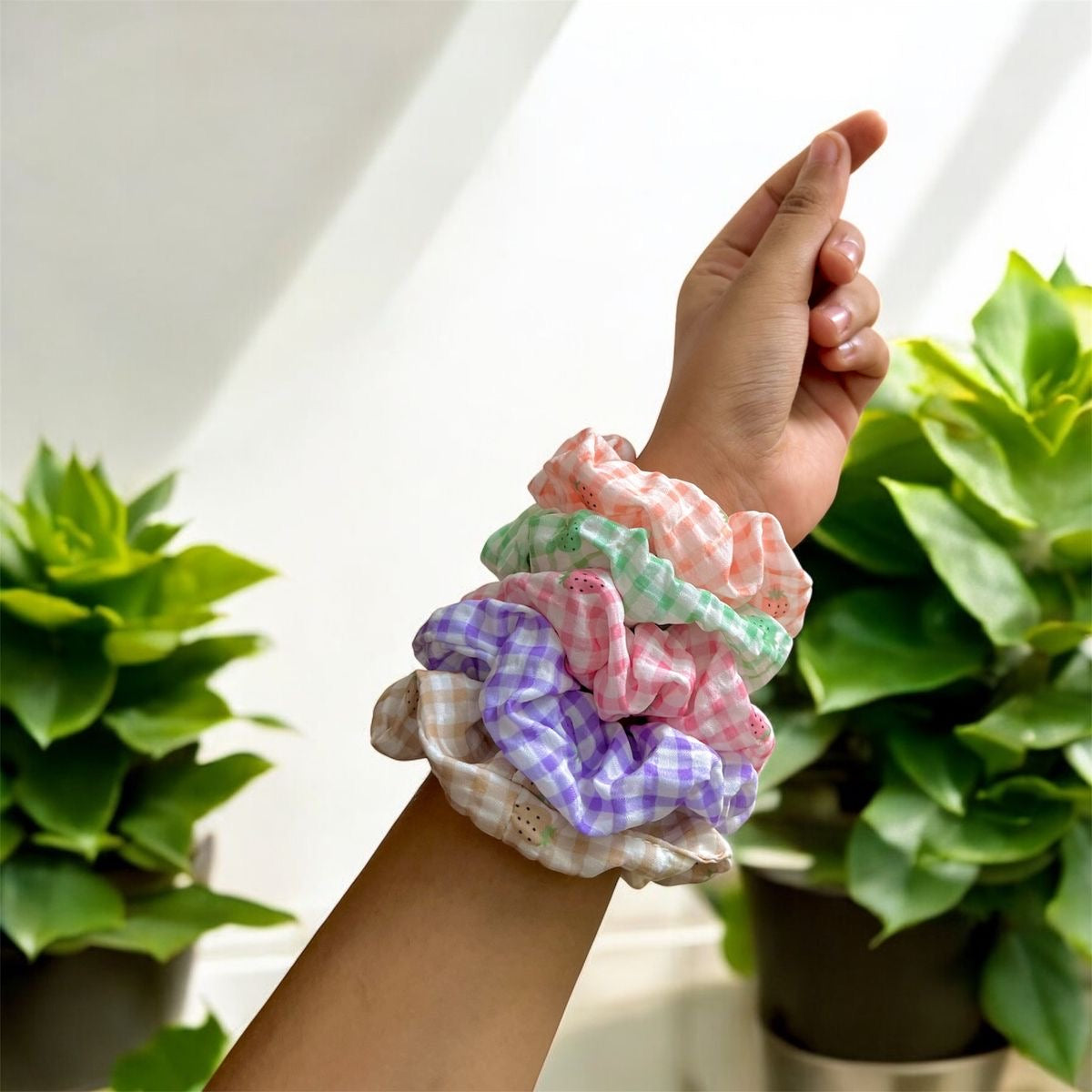 The Sugar Gingham Scrunchy (pack of 1)