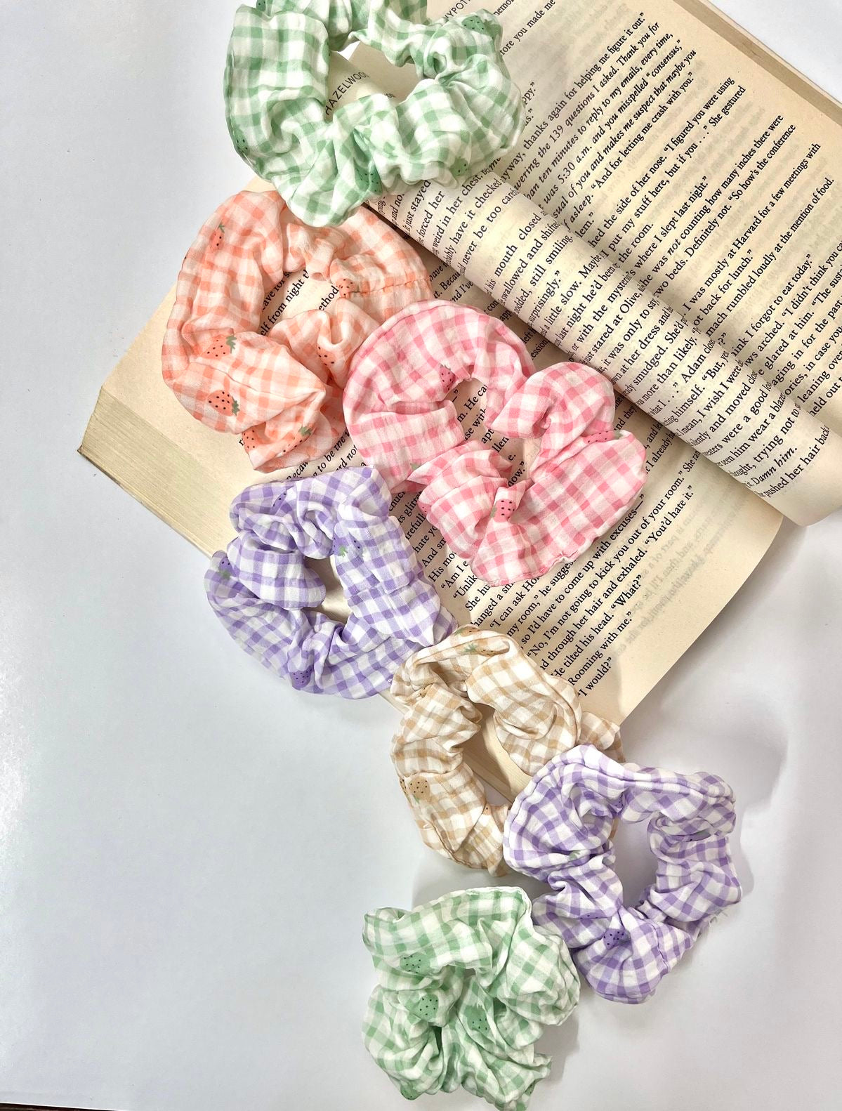 The Sugar Gingham Scrunchy (pack of 1)