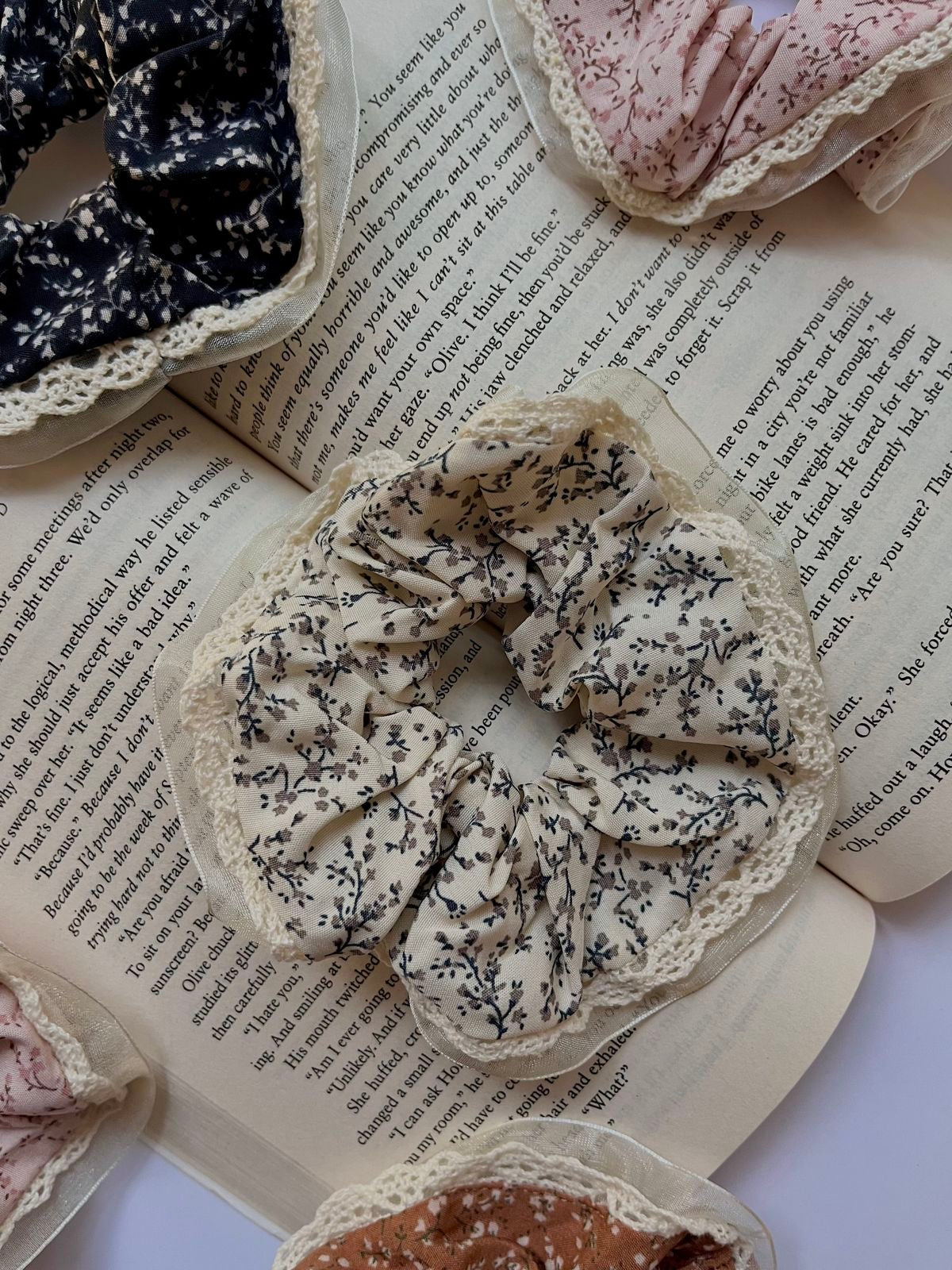 Frill & Fluff Scrunchy (pack of 1)