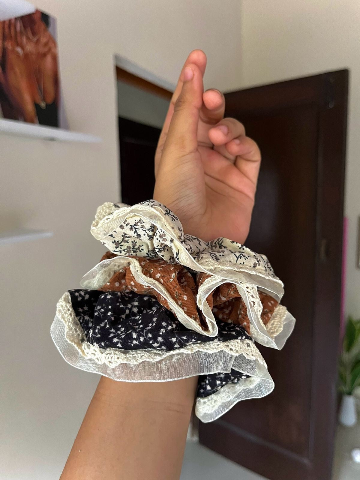 Frill & Fluff Scrunchy (pack of 1)