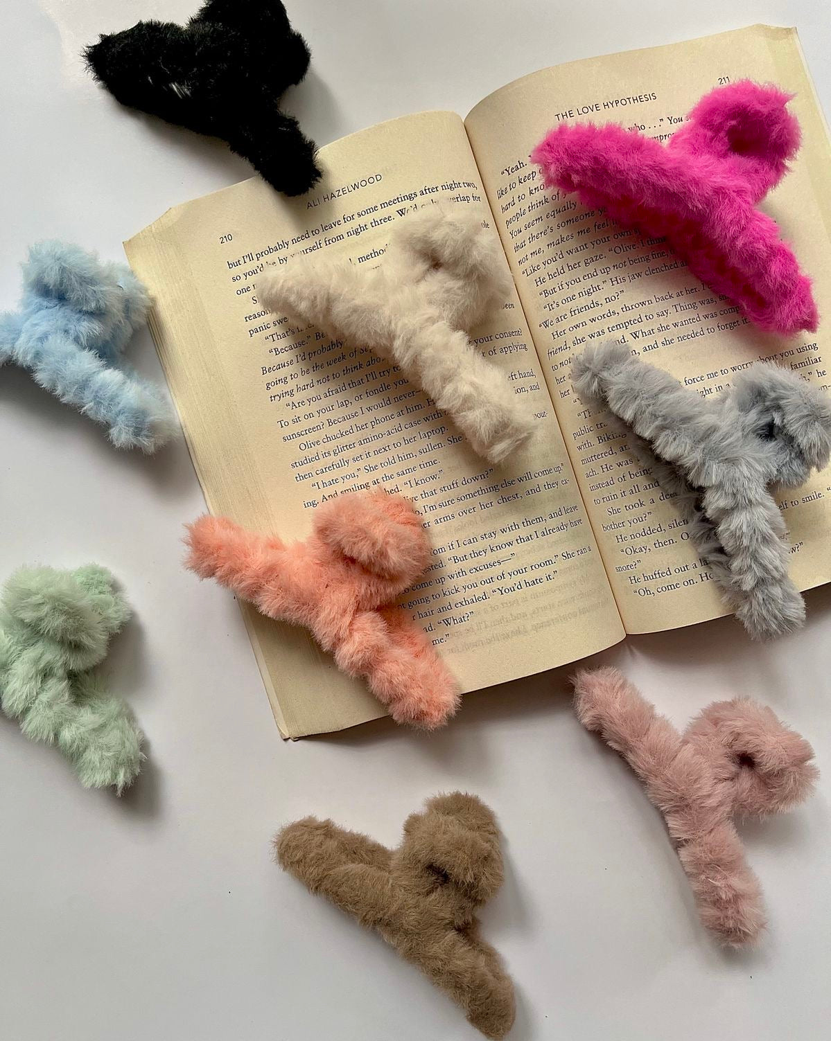 Cute fuzzy hair claw (pack of 1)