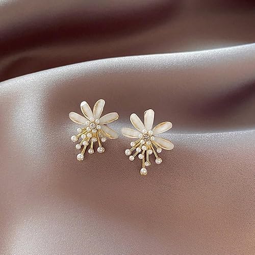 Daisy Pearl Stud Earring