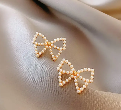 Reba's Bow Pearl Stud Earring