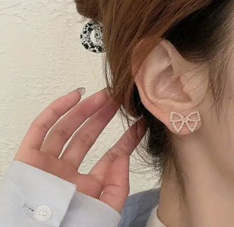 Reba's Bow Pearl Stud Earring