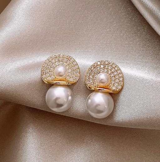 Iris Pearl Stud Earring