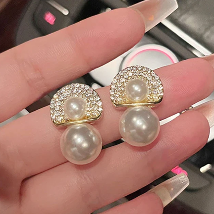 Iris Pearl Stud Earring