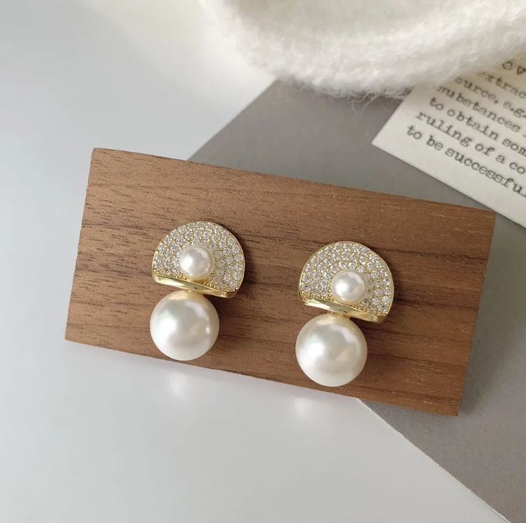 Iris Pearl Stud Earring