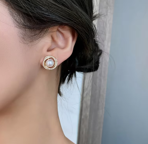 Alice Spiral Pearl Stud