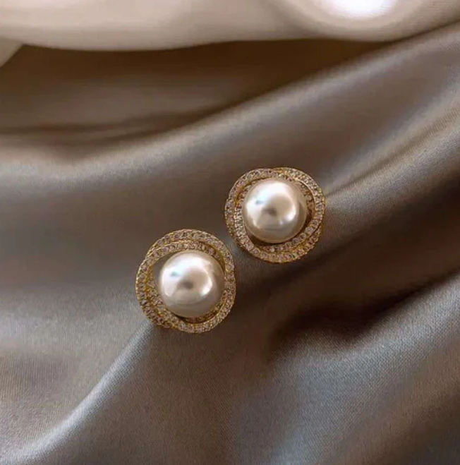 Alice Spiral Pearl Stud