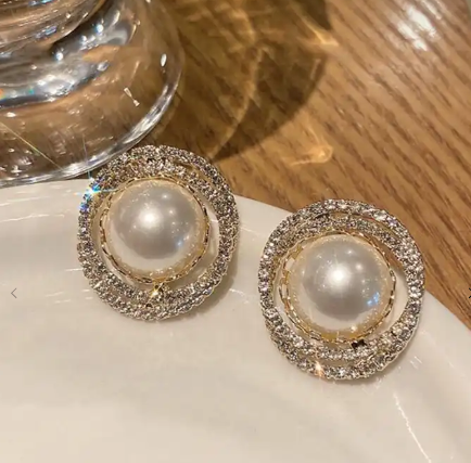 Alice Spiral Pearl Stud