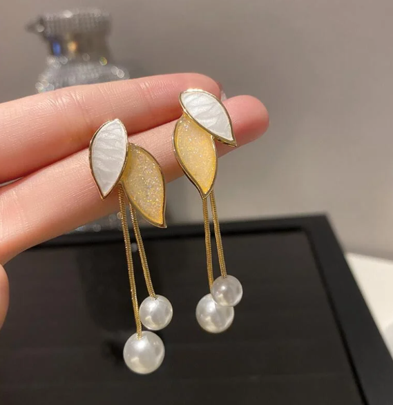 Ari's Leaf Pearl Dangle Earrings