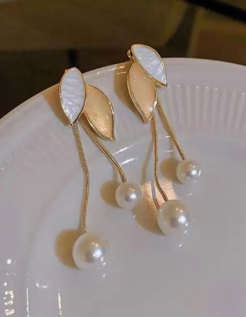 Ari's Leaf Pearl Dangle Earrings