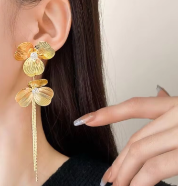 Glamorous Gold Plated Floral Tasseled Earring