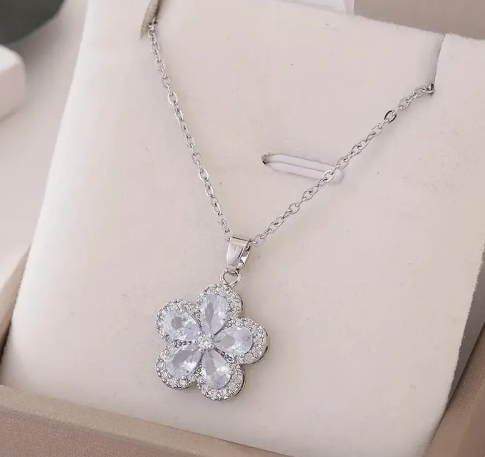 Yuna's White Flower Peandant Necklace - Silver