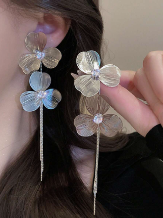 Glamorous Silver Plated Floral Tasseled Earring