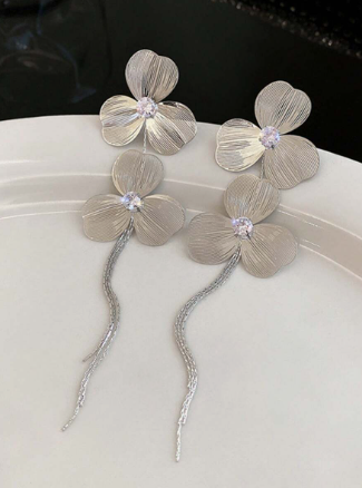 Glamorous Silver Plated Floral Tasseled Earring