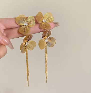 Glamorous Gold Plated Floral Tasseled Earring