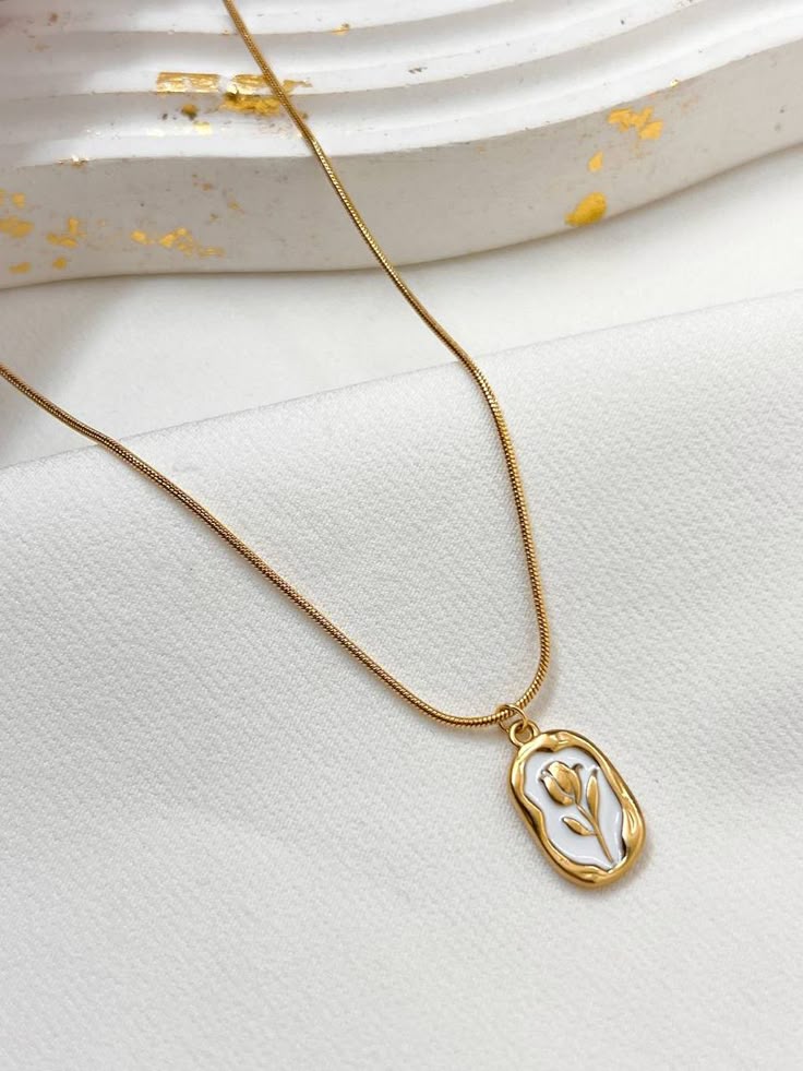 Zoe's Vintage Rose Necklace